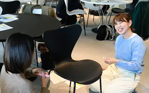 児童指導員の方が働いている様子の写真