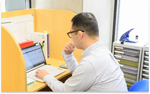 児童発達支援管理責任者／施設長の方が働いている様子の写真