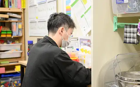 児童指導員の方が働いている様子の写真