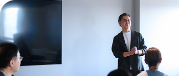 会議をしている様子のイメージ画像